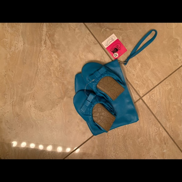 New Fold Up Emergency Shoes - Picture 3 of 3